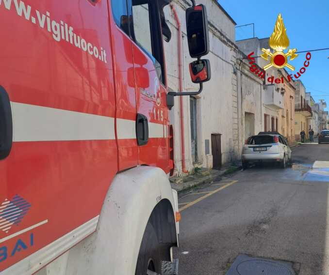 Galleria foto 'Prende fuoco un’auto a Ugento: l’incendio sarebbe di natura accidentale' - foto 1