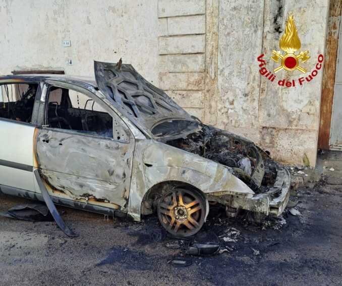Prende fuoco un’auto a Ugento: l’incendio sarebbe di natura accidentale