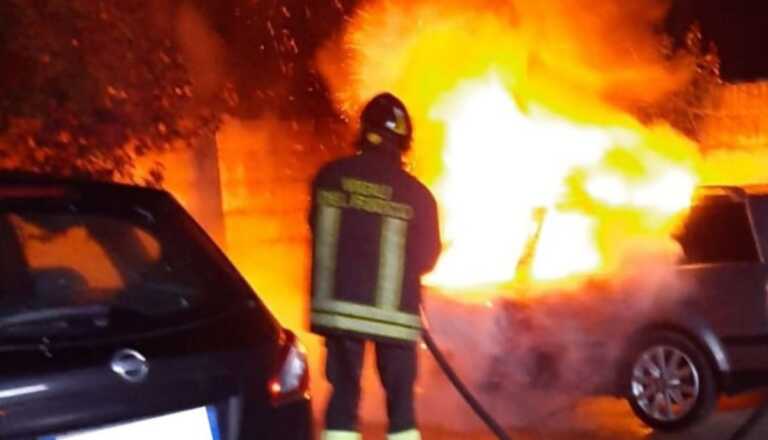 Altri due mezzi in fiamme nel Salento: distrutto il furgone di un 53enne e l’auto di un 41enne