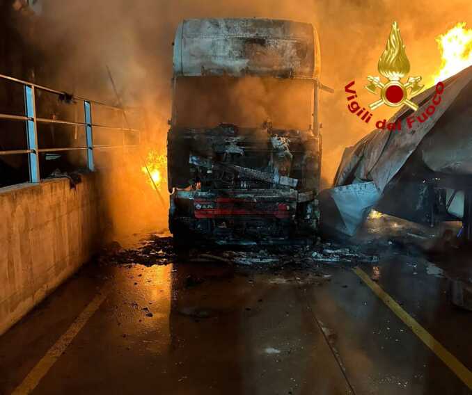 Galleria foto 'Ancora incendi in Salento: a Carmiano distrutti mezzi di un’azienda agricola. A Galatina in fiamme un’auto' - foto 2