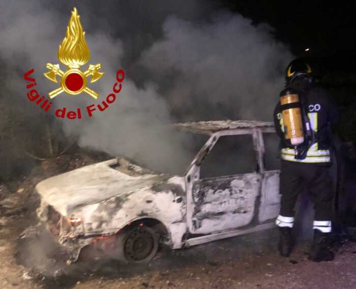 Altre due auto in fiamme in Salento: incendi a Tuglie e Cavallino. Intervengono i vigili del fuoco – VIDEO