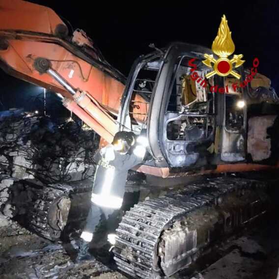 Nardò, escavatore in fiamme in un cantiere edile in viale della Resistenza: indagini in corso