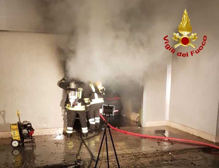 Galleria foto 'Fiamme in un garage a San Pancrazio Salentino: distrutta un’auto, danneggiata la facciata dello stabile' - foto 1