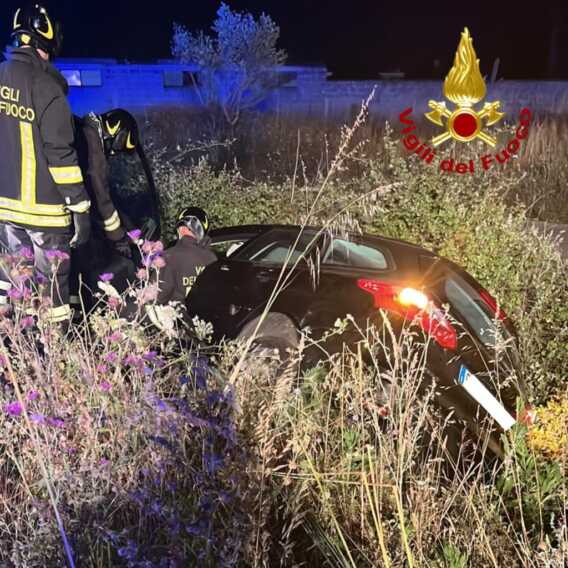 Lecce, un’auto finisce nel canale della tangenziale est: estratta dal mezzo la coppia di coniugi
