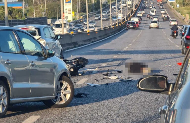 Scontro tra un’auto e una moto sulla statale 16: lunghe code e rallentamenti in direzione Sud