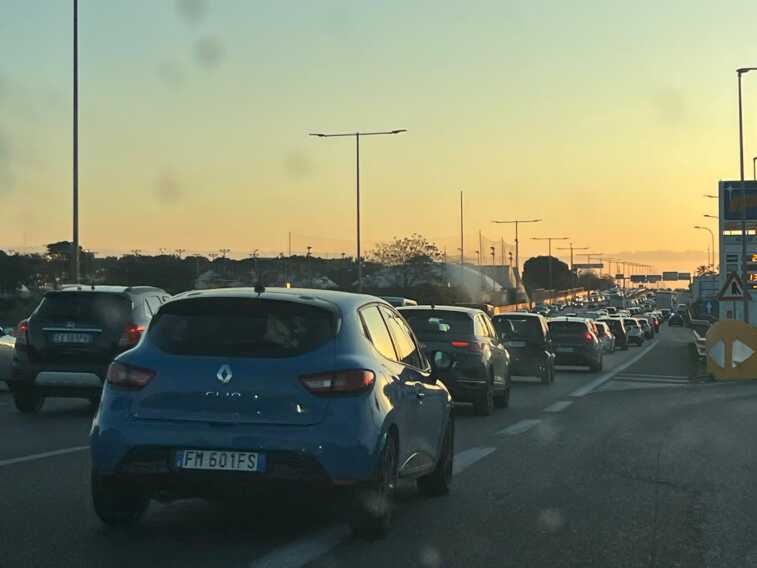 Galleria foto 'Scontro tra un’auto e una moto sulla statale 16: lunghe code e rallentamenti in direzione Sud' - foto 1