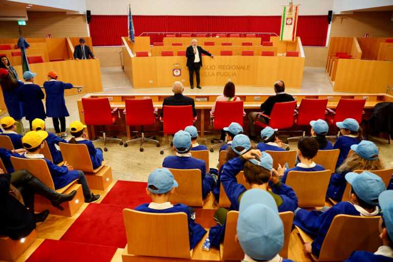 Studenti in visita nel palazzo della Regione Puglia, Emiliano: «Questo è il cuore della democrazia»
