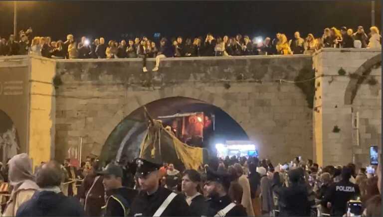 Galleria foto 'San Nicola, folla record al Corteo: le immagini della serata' - foto 4