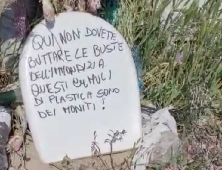 Manfredonia, i rifiuti in spiaggia diventano un’istallazione per sensibilizzare contro l’abbandono