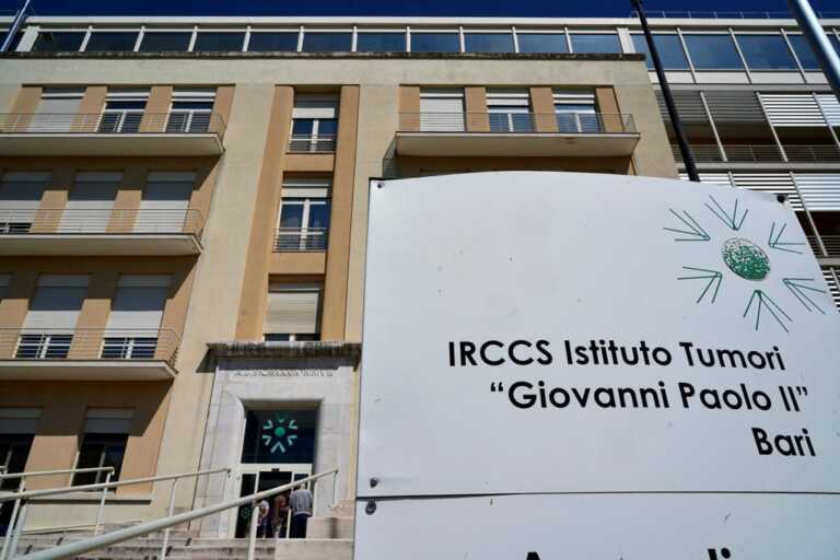 Bari, arrestato un chirurgo del “Giovanni Paolo II”: avrebbe chiesto soldi ai pazienti per cure antitumorali