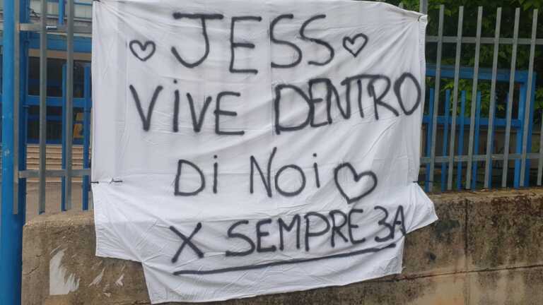“Jess vive dentro di noi”: a scuola il ricordo della 16enne uccisa dal padre a Torremaggiore