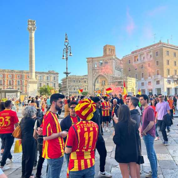 Il Lecce raggiunge la salvezza e per strada esplode la festa – FOTO