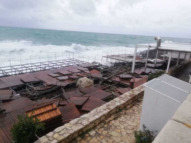 Maltempo, pioggia e vento in Salento: distrutto un lido a Santa Maria di Leuca, incagliata una barca