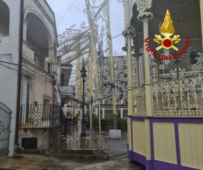 Galleria foto 'Maltempo in Salento: a Diso crollano le luminarie. Alberi abbattuti sulle strade – FOTO' - foto 5