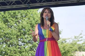 Luxuria: “Arisa rinuncia al Pride? Basta vittimismo, è una sua scelta”