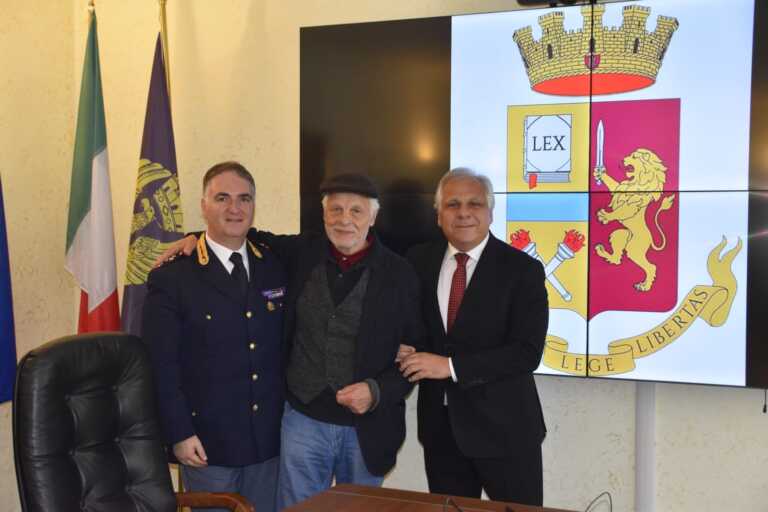 Michele Placido, interprete del commissario Cattani nella fiction “La Piovra”, ospite della questura di Foggia