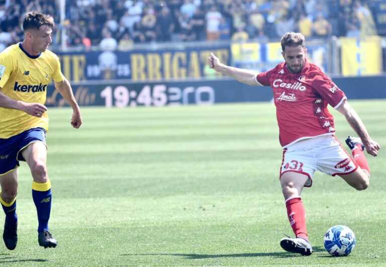 Bari, una magia di Ricci non basta: a Modena finisce 1-1. Addio promozione diretta in A – VIDEO