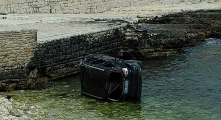 Molfetta, non inserisce il freno a mano e l’auto finisce in mare