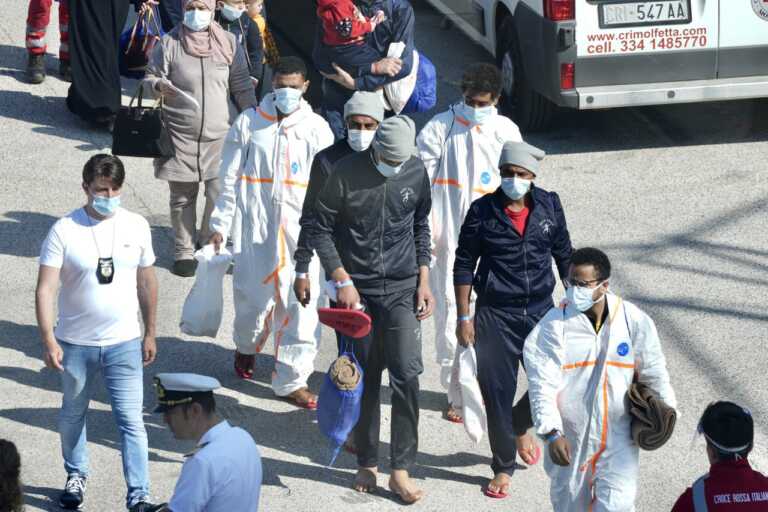 Bari, prosegue lo sbarco dei migranti dalla Geo Barents: 14 persone ricoverate negli ospedali della città – VIDEO