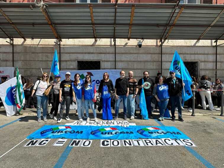 Galleria foto 'Networks Contacts: in centinaia protestano in piazza Prefettura a Bari. L’azienda incontra i sindacati – FOTO e VIDEO' - foto 2