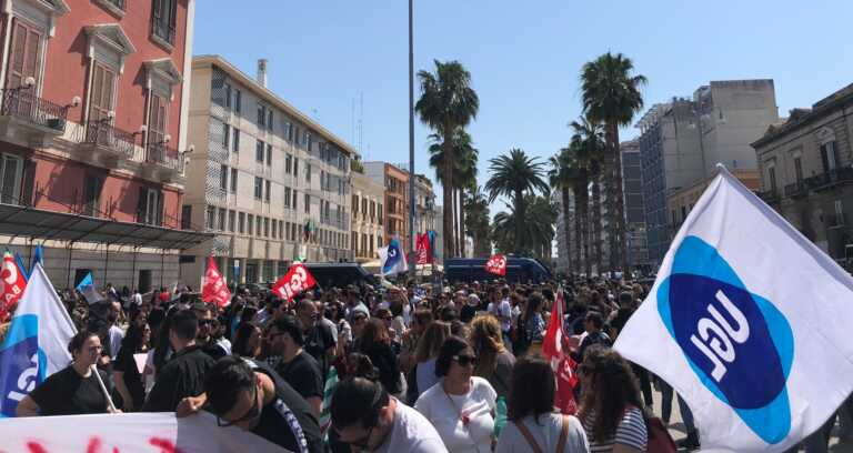 Networks Contacts: in centinaia protestano in piazza Prefettura a Bari. L’azienda incontra i sindacati – FOTO e VIDEO