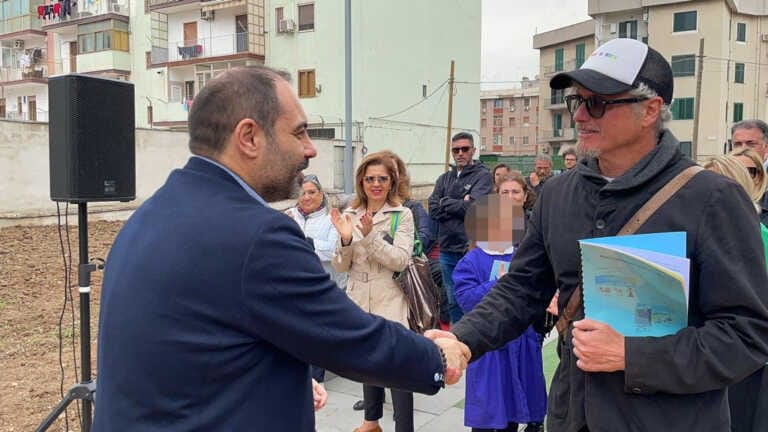 Galleria foto 'Taranto, Niccolò Fabi inaugura un parco giochi al quartiere Tamburi: «La città ha bisogno di attenzioni»' - foto 1