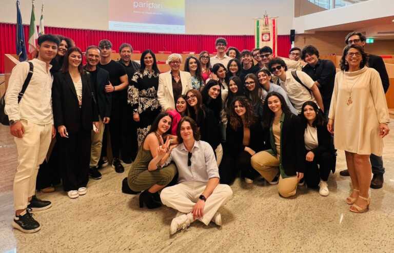 “Pari pari”, la Puglia contro stereotipi e violenza di genere: la campagna social realizzata dagli studenti – VIDEO