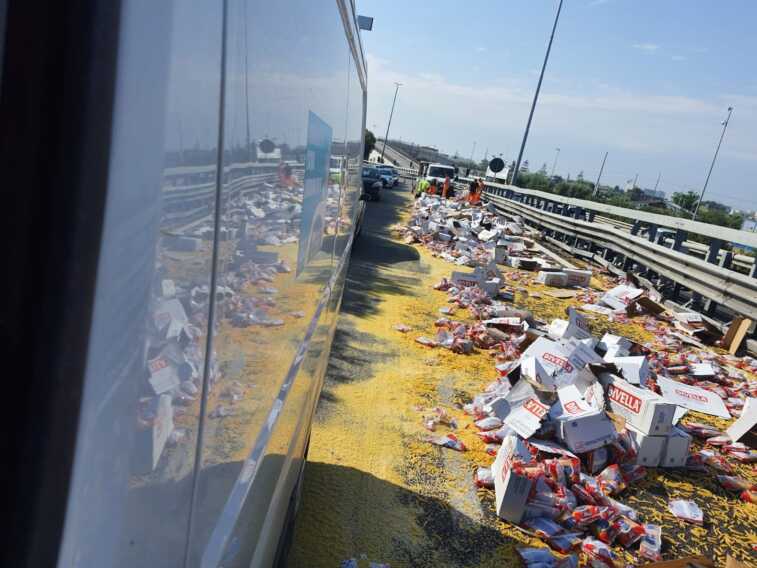 Bari, un camion perde il carico di pasta sulla statale 16: traffico in tilt in tangenziale