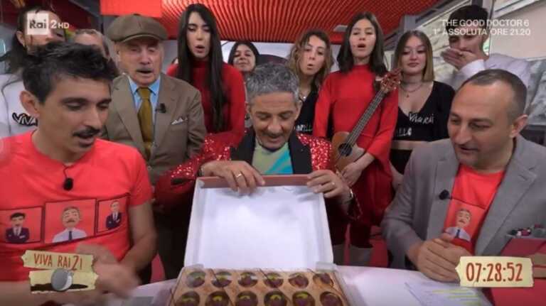Fiorello e i pasticciotti leccesi: i Boomdabash ne portano un vassoio in diretta a VivaRai2 – VIDEO