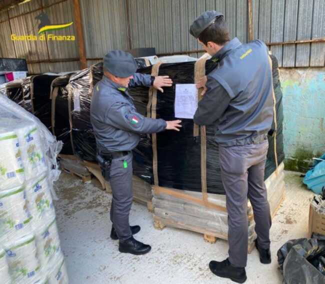 Galleria foto 'Bitonto, sequestrate 16 tonnellate e mezzo di pellet pericoloso: multata una società' - foto 1