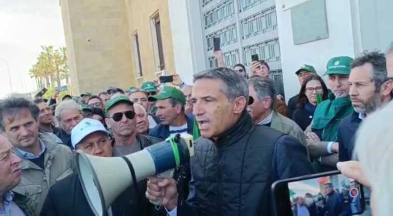 “L’agricoltura è allo stremo”, in 400 protestano a Bari: consegnato un documento all’assessore Pentassuglia – VIDEO