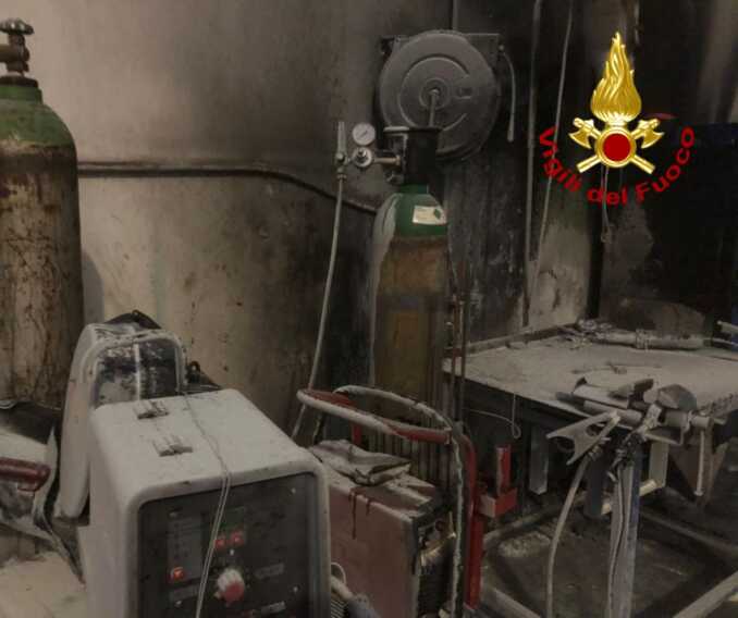 Incendio in un’azienda nella zona industriale di Surbo: intervengono i vigili del fuoco