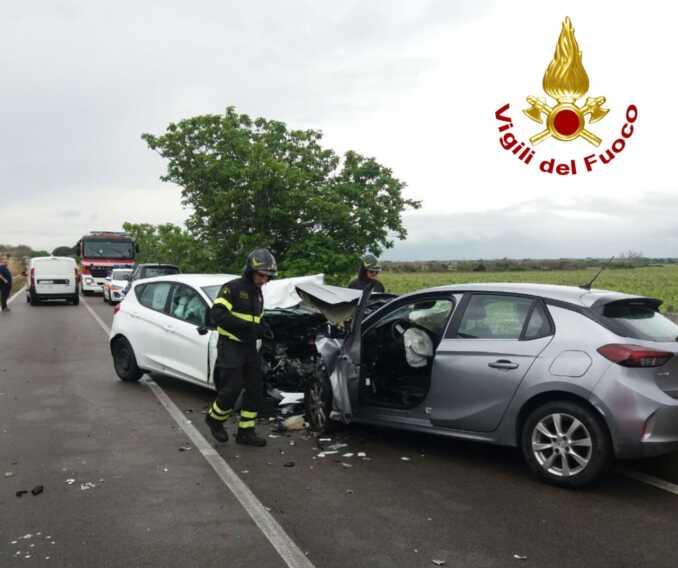 Lecce, incidente tra due auto sulla provinciale 18 Galatina Collemeto: a bordo anche una bambina