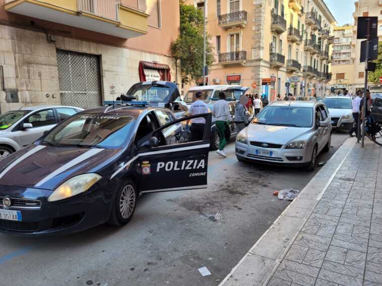 Galleria foto 'La polizia locale passa al setaccio il quartiere Ferrovia a Foggia: stretta contro il commercio abusivo' - foto 1