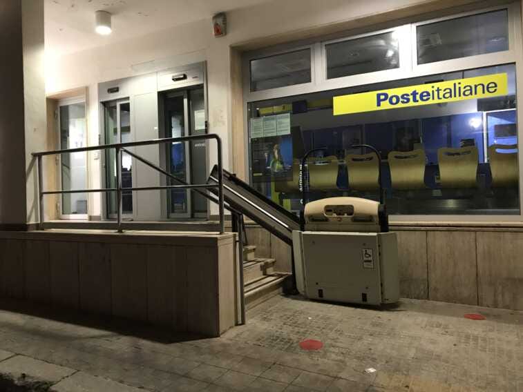 Squinzano, bancomat accessibile ai disabili solo negli orari di apertura. Le associazioni: «Serve lo scivolo»