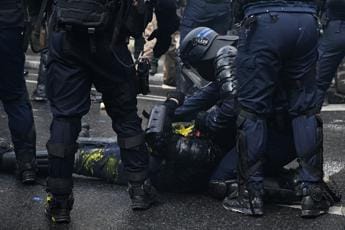 Primo maggio Parigi, molotov contro i poliziotti