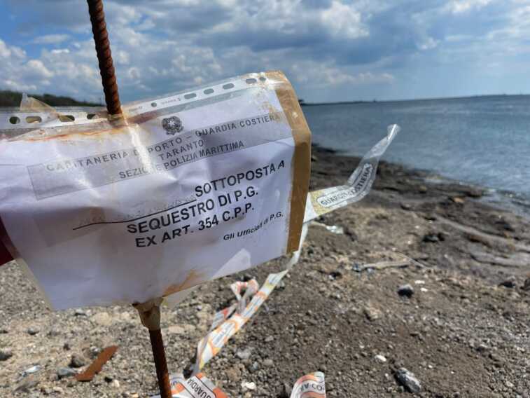 Crolla una falesia e spuntati materiali sospetti: sigilli a Punta Rondinella. Si indaga per inquinamento