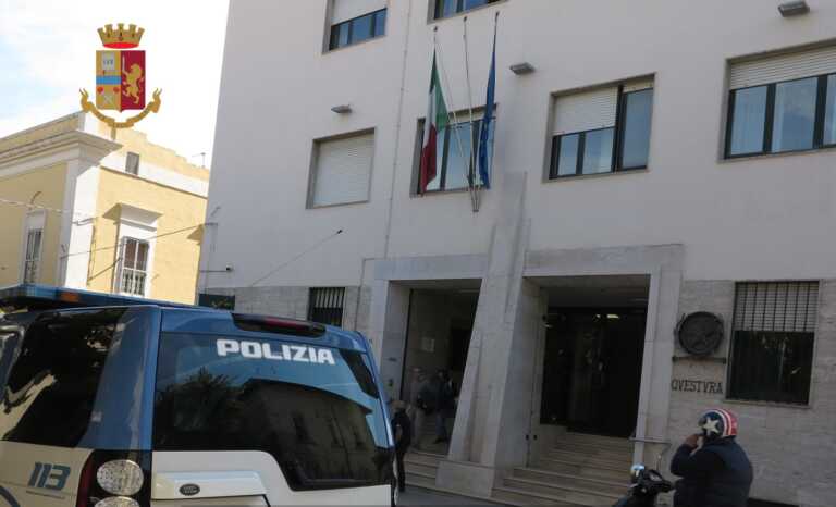 Ferisce il compagno con un coltello da cucina e minaccia di “aprirgli la pancia”: arrestata una 45enne a Matera