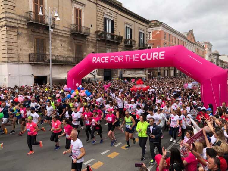 Bari si colora di rosa: in migliaia corrono per la Race for the Cure. Ecco i vincitori – FOTO e VIDEO