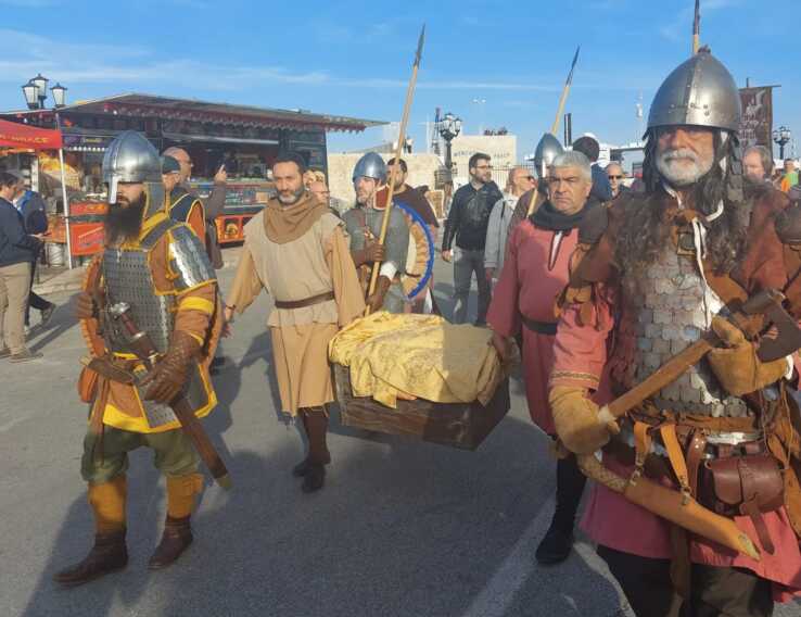 Bari rievoca l’arrivo delle ossa di San Nicola. Domani il corteo storico: per la prima volta sfileranno le marinaie
