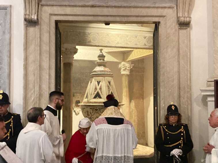 Taranto festeggia San Cataldo: tanti fedeli per la “scoperta” della crocetta aurea – VIDEO
