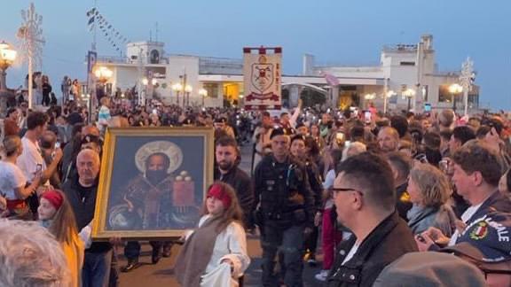 Galleria foto 'San Nicola: il giorno clou della festa. La statua in processione e l’imbarco su un peschereccio – FOTO' - foto 5