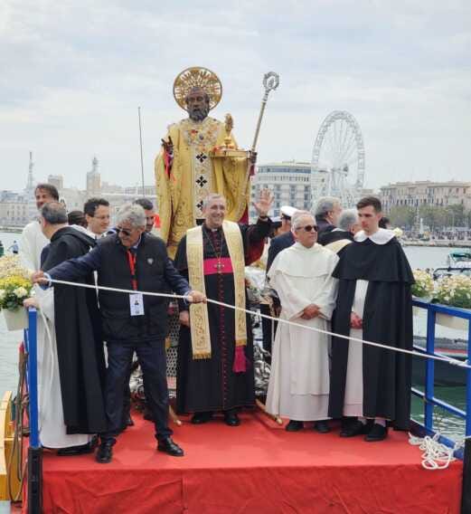 San Nicola: il giorno clou della festa. La statua in processione e l’imbarco su un peschereccio – FOTO