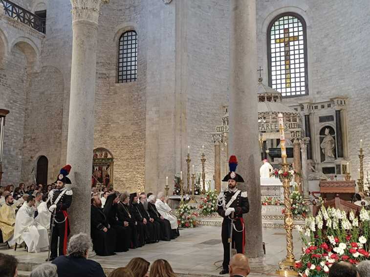 Galleria foto 'San Nicola, il prelievo della Santa Manna. Satriano: «Imploriamo il miracolo della pace» – VIDEO' - foto 2