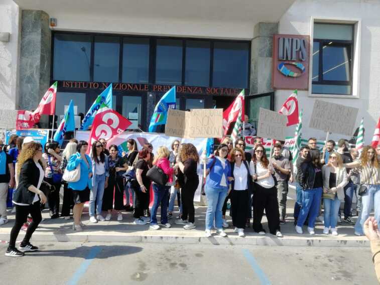 I lavoratori di Inps Servizi protestano anche a Bari: «Siano garantiti i nostri diritti» – FOTO e VIDEO