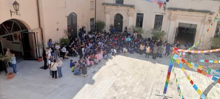 Galleria foto 'Una carovana piena di pace tra i banchi dell’istituto “Santa Chiara” di Foggia' - foto 1
