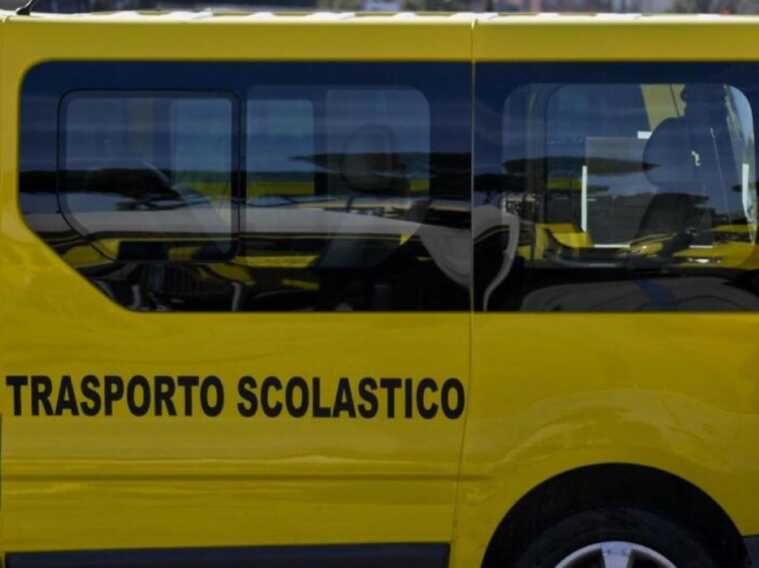 Violenza sessuale su ragazzi adescati sullo scuolabus: autista salentino condannato a 9 anni