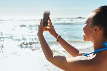 “Selfie al sole possono scottare gli occhi”, l’allarme degli oculisti