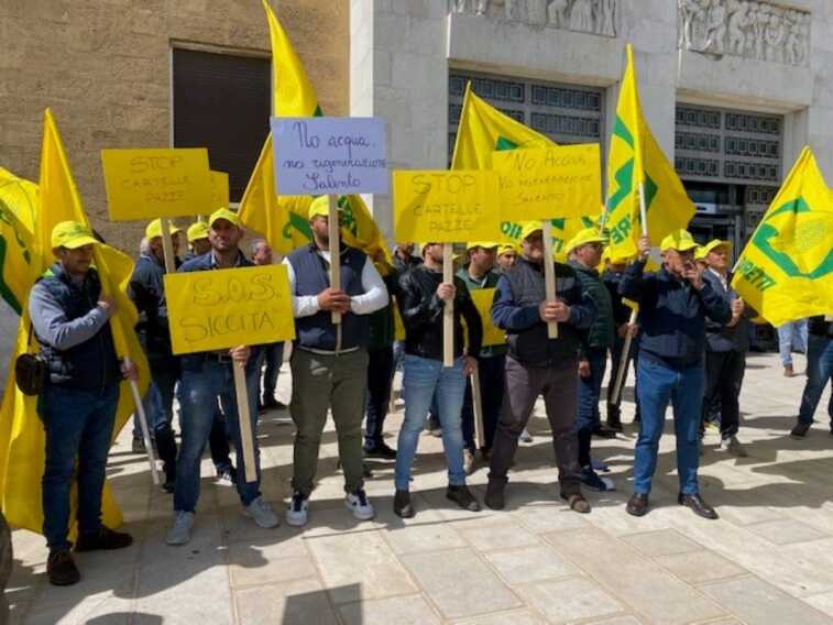 Gli agricoltori protestano in Puglia: «Il costo dell’acqua è aumentato a dismisura»