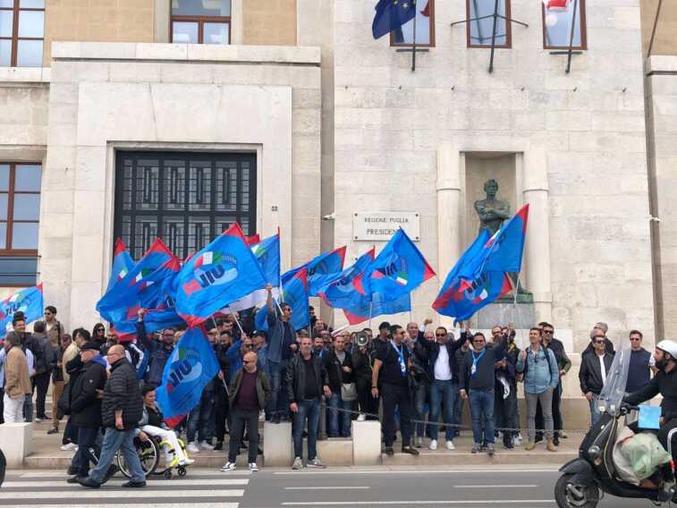 Lavoro: 49 vertenze in Puglia, 20 solo tra Bari e Bat. In mille al sit in della Uil davanti alla Regione – VIDEO
